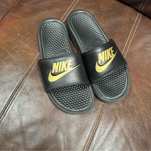 NIKE BENASSI JDI SLIDE SANDALS‎ MENS BLACK / METALLIC GOLD 343880 016 Sz. 9